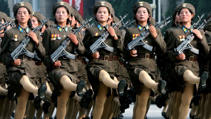 Nordkoreas Machthaber nimmt Parade ab