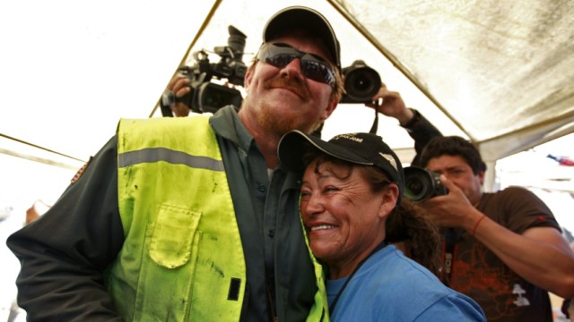 Bergleute-Rettung in Chile: Die Schwester eines der 33 Kumpel von San José umarmt den amerikanischen Techniker Jeff Hart nach dem Durchbruch.