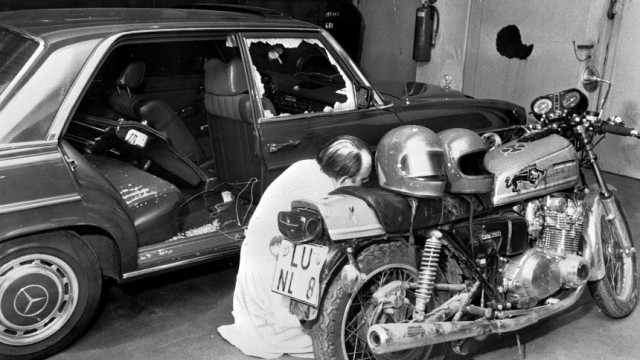Terror der RAF: Ein Ermittler untersucht am 7. April 1977 im Bundekriminalamt in Wiesbaden das sichergestellte Motorrad, das bei der Ermordung des damaligen Generalbundesanwalts Siegfried Buback benutzt wurde. Die Maschine wurde später verkauft.