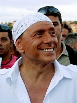Silvio Berlusconi im Urlaub mit Piratentuch, AP