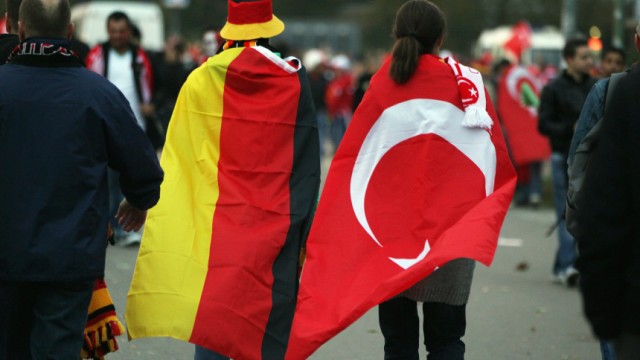 Deutscher und türkischer Fan vor dem EM-Qualifikationsspiel Deutschland gegen Türkei am vergangenen Freitag in Berlin.