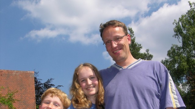 Leben als Hausmann: Klaus Gruber, hier mit zwei seiner drei Kinder, findet es okay, dass seine Frau Karriere macht.