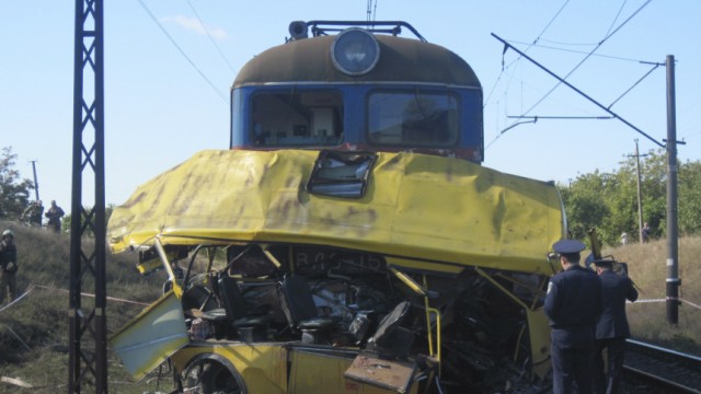 Unglück in der Ukraine: Beim Zusammenprall mit einem Zug wurde ein Linienbus in der Ukraine völlig zerstört. Mindestens 40 Menschen starben bei dem Unglück.