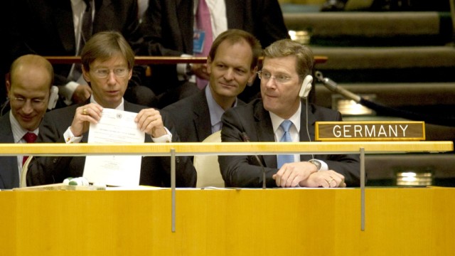 Die Generalversammlung hat gewählt: Deutschlands UN-Botschafter Peter Wittig und Bundesaußenminister Guido Westerwelle während der Abstimmung in der UN-Generalversammlung.
