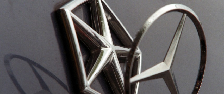 Mercedes Benz Daimler Chrysler Pin Badge Actros on Tour 2003 silber gebürstet 