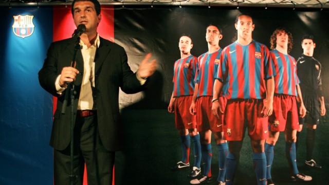 Joan Laporta präsentiert die neuen Trikots des FC BArcelona für die Saison 2005/06