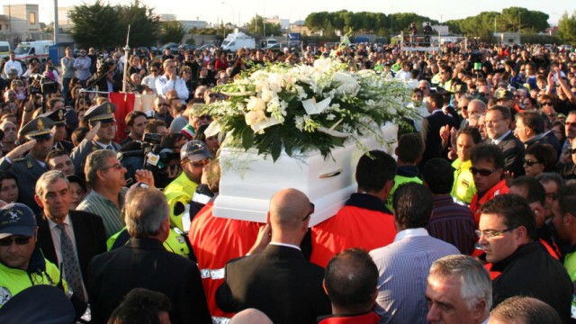 Spektakulärer Mordfall in Italien: Das Schicksal der 15-jährigen Sarah S. bewegte Italien: Menschenauflauf beim Begräbnis des Teenagers vor wenigen Tagen.