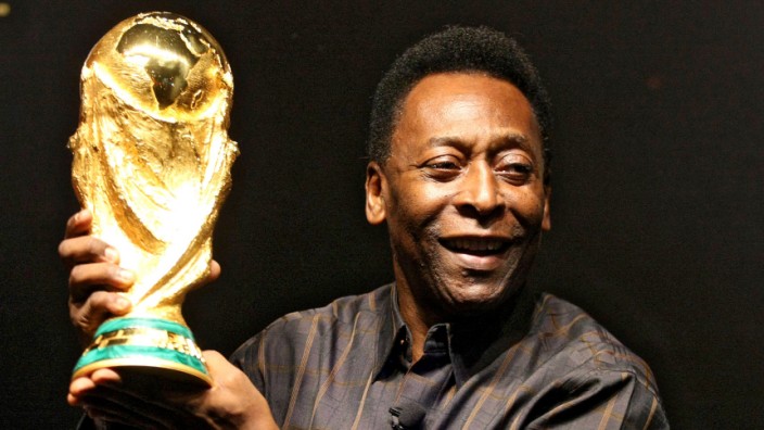 Brasiliens Fußballlegende: Weiter im Krankenhaus: Brasiliens Pelé