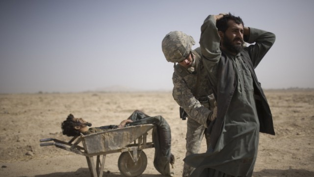 Nato geht auf Taliban zu: US-Soldat untersucht einen mutmaßlichen Taliban.