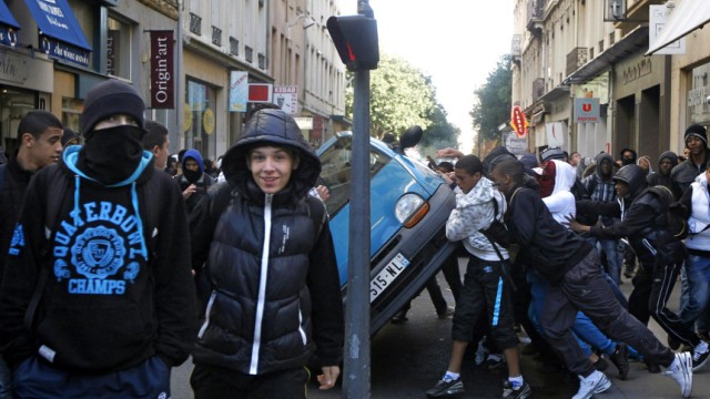 Proteste in Frankreich: Ein Land steht Kopf: In Lyon provozieren militante Jugendliche die Polizei.