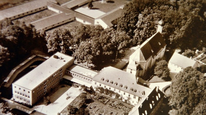 120 Jahre Heilig Blut: Das Schlossgut Heilig Blut mit der Waldfahrtskirche und der Mädchenrealschule im Jahre 1962