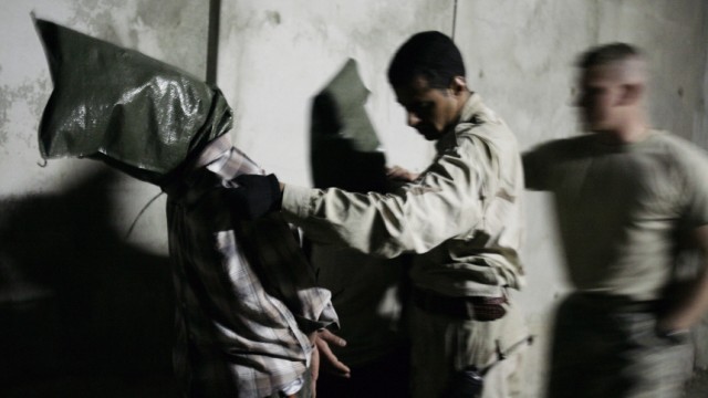 Wikileaks: Irak-Papiere: FILE - In this March 22, 2008 file photo, a U.S. Army soldier, right, assists an Iraqi Army soldier escorting two hooded men detained in a raid by Iraqi troops in Mosul, Iraq. U.S. forces often failed to follow up on credible evidence that Iraqi forces mistreated, tortured and killed their captives in the battle against a violent insurgency, according to accounts contained in what was purportedly the largest leak of secret information in U.S. history.(AP Photo/Maya Alleruzzo, File)