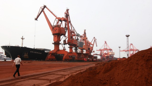 Im ostchinesischen Hafen von Lianyungang wird Sand, in dem Seltene Erden enthalten sind, für den Export nach Japan verladen.