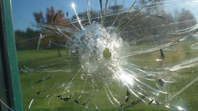 Malmö: Anschläge auf Migranten: Einschusslöcher in einer Moschee in Malmö: Die Kugeln des Heckenschützen verfehlten die Zielperson nur knapp.