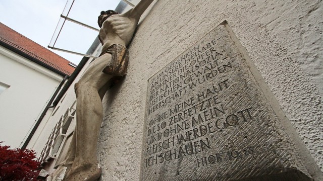 Euthanasie im Dritten Reich: Eine Gedenktafel an der Kirche in Schönbrunn erinnert an die Heimbewohner, die von den Nationalsozialisten ermordet wurden.