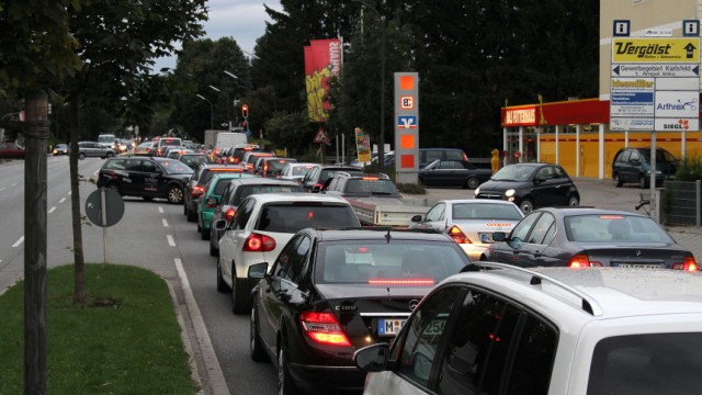 Verkehrsstudie: Ein gewohntes Bild: Autos stauen sich im Berufsverkehr durch Karlsfeld.
