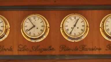 Zeitumstellung: Auf der ganzen Welt bestimmen Uhren das Leben - zu unterschiedlichen Zeiten. Diese Chronometer sind an der Telefonzentrale des Bayerischen Hofs angebracht und zeigen, wie spät es anderswo auf der Welt ist.