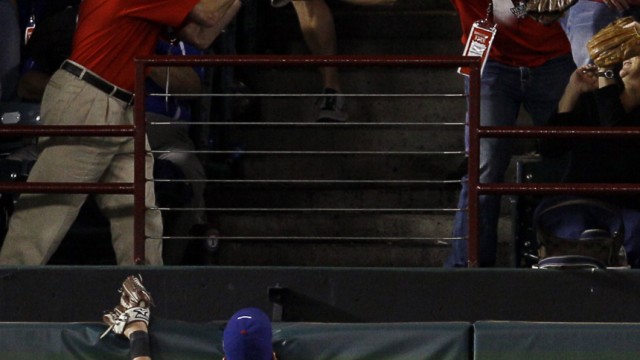 Sport am Wochenende: Jeff Francoeur von den Texas Rangers versucht, einen Ball zu fangen. Die Rangers verkürzten in der World Series auf 1:2.