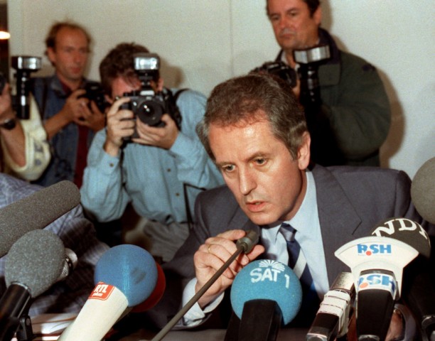 Uwe Barschel, 1987 bei der spektakulären "Ehrenwort"-Pressekonferenz in Kiel