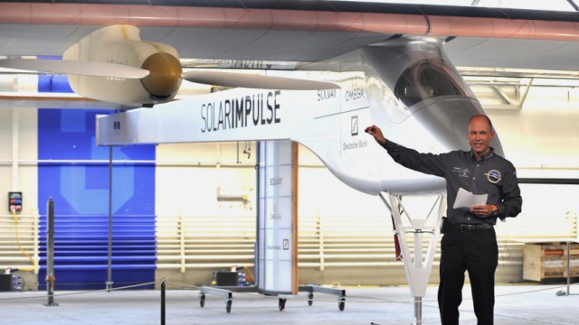 Bertrand Piccard ist nicht nur Entdecker und Psychiater. Er hält auch Vorträge über seine Erkenntnisse: Hier spricht er über sein neuartiges Flugzeug, dass allein mit Sonnenlicht angetrieben wird.