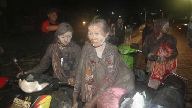 Indonesien: Heftige Eruptionen am Merapi: Anwohner am Merapi flüchten in der Nacht zum Freitag aus ihren Dörfern, nachdem der Vulkan erneut große Mengen glühender Asche und Geröll gespuckt hatte.
