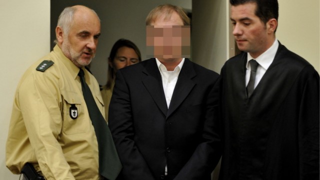 Landgericht München: An der Kleidung des Angeklagten im Prozess um den ermorderten Dirk P. wurden Schmauchspuren an der Kleidung des Angeklagten gefunden.