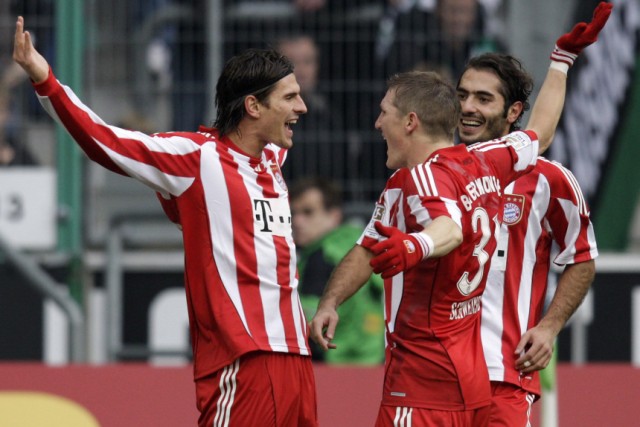 FC Bayern München - Mario Gomez jubelt mit Bastian Schweinsteiger und Hamit Altintop