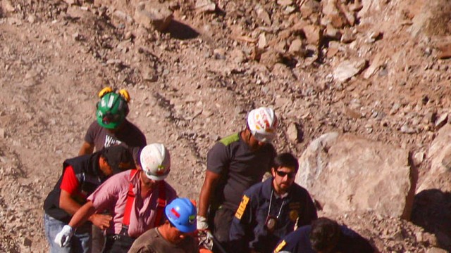 Neues Grubenunglück in Chile: Rettungskräfte tragen einen der getöteten Bergmänner aus der Mine Los Reyes in der Atacama-Wüste in Chile.
