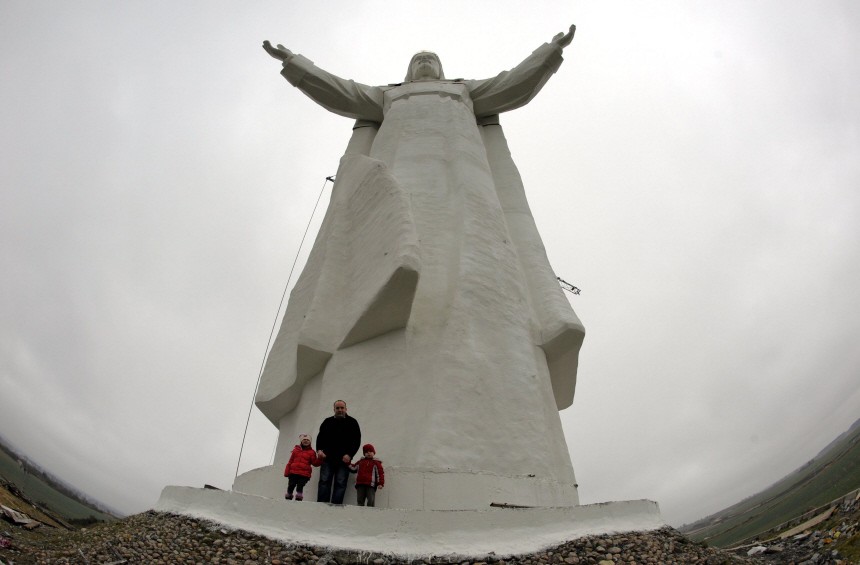 Die groesste Jesusstatue der Welt steht in Polen