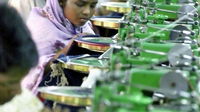 Textilienangebot der Discounter: Textilfabrik in Bangladesch: Auch qualifizierte Näherinnen verdienen kaum so viel, dass sie und ihre Familien davon leben können.