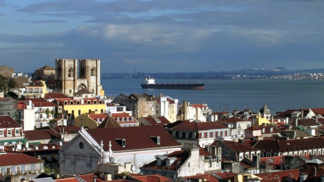 Finanzen kompakt: Blick auf Portugals Hauptstadt Lissabon: Die Risikoaufschläge auf die Schuldenpapiere erreichen Rekordniveau - und böse Erinnerungen an Griechenland werden wach.
