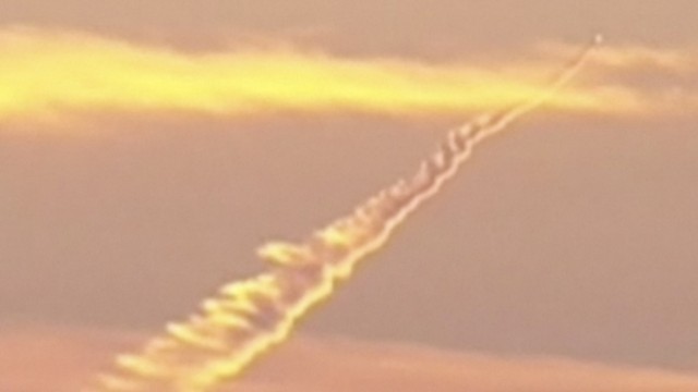 Kalifornien: Mysteriöser Kondensstreifen: Ein Kameramann filmte den Schweif bei Sonnenuntergang von einem Hubschrauber aus - und war überwältigt.