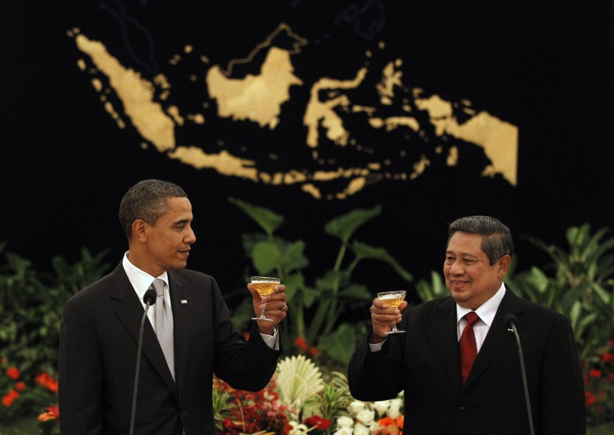 U.S. President Barack Obama toasts with Indonesia's President Susilo Bambang Yudhoyono during a state dinner in Jakarta