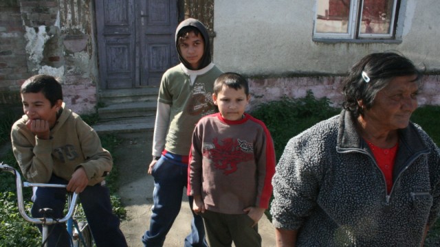 Gewaltserie gegen Roma: Mehrere Roma in Alsószentmárton, einer Stadt an der ungarisch-kroatischen Grenze. Die Volksgruppe sieht sich in Ungarn vielen Vorurteilen ausgesetzt.