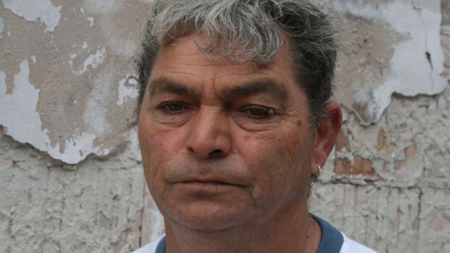 Gewaltserie gegen Roma: Csaba Csorba in Tatárszentgyörgy vor dem ausgebrannten Haus seines Sohnes. Der 49-Jährige glaubt, dass sein Sohn noch leben könnte, wenn er früher medizinische Hilfe bekommen hätte.
