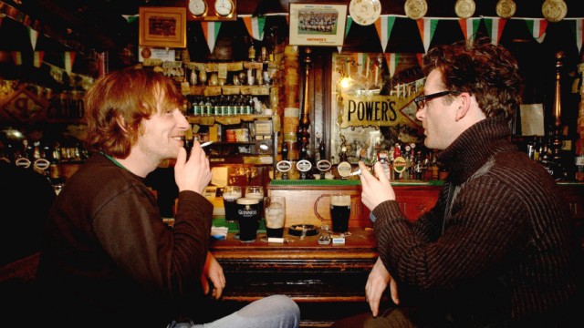 Finanzkrise: In diesem Bild ist die Stimmung mies, weil dort gerade die letzte Zigarette in einem irischen Pub geraucht wird. Derzeit ist die Stimmung wegen Irland mies, weil das Land bald Gelder aus dem Notfonds brauchen könnte.