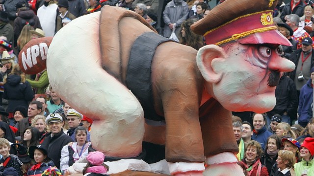 Zum 11.11.: Karneval und Faschismus: Eine Hitler-Parodie beim traditionellen Rosenmontagszug 2007 in Düsseldorf - früher haben viele Jecken bei seinem Anblick und in seinem Namen strammgestanden.