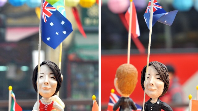 G-20-Gipfel: Verkehrte Welt: Australiens Premierministerin Julia Gillard als Puppe im Dirndl, rechts im nachgebesserten Outfit.