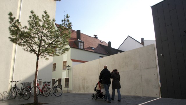 Stadtbibliothek Freising: Viel zu nackt erscheint Kritikern die Betonwand im Innenhof der Freisinger Stadtbibliothek. Ein Kunstverein aus München möchte sie nun mit einem Bild verzieren.