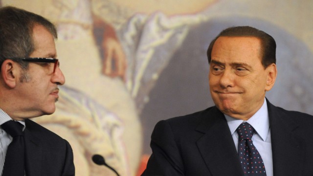 Italien: Regierung zerbrochen: Italiens Premier Berlusconi will nicht zurücktreten - gerät aber zunehmend unter Druck.