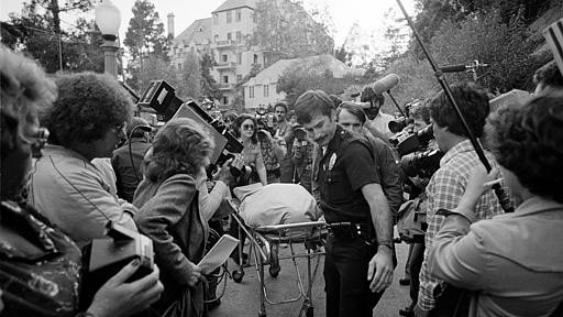 Los Angeles: März 1982: Die Leiche von John Belushi wird aus dem Hotel abtransportiert.