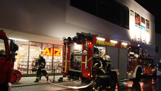 Fürstenfeldbruck: Vier Feuerwehren rückten zu dem Einkaufszentrum aus.