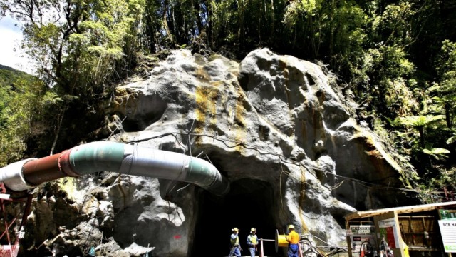 Neuseeland: Nach einer Explosion in einer Kohlegrube in Neuseeland sind 29 Bergleute unter Tage eingeschlossen. Die Mine wurde erst letztes Jahr eröffnet. Schon damals gab es Probleme, weil ein Luftschacht eingestürzt war.