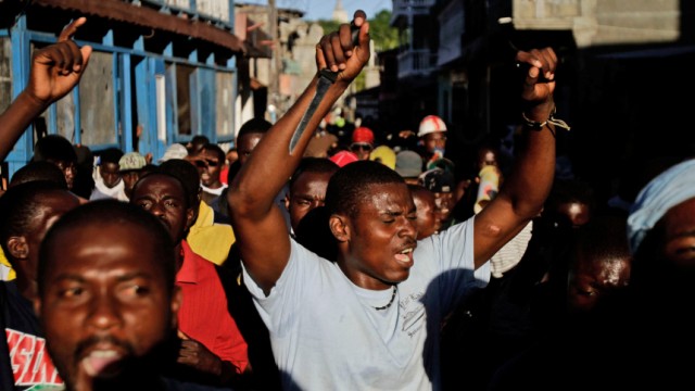 Cholera in Haiti: Wütende Menge in Cap-Haïtien: Die Demonstranten werfen den UN-Soldaten vor, die Cholera eingeschleppt zu haben.