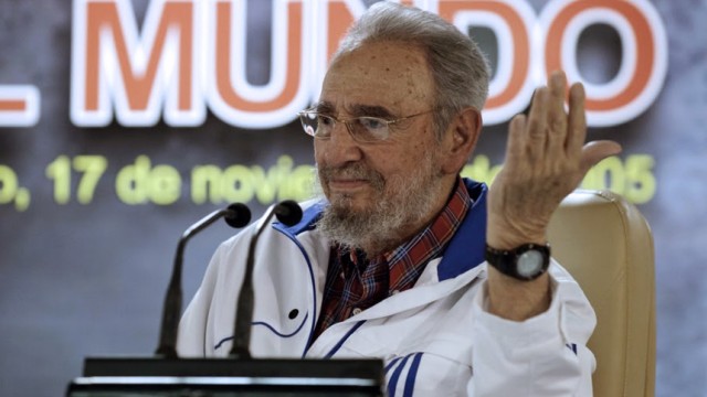 Politik kompakt: Der kubanische Revolutionsführer Fidel Castro bei einem Treffen mit Studenten: "Ich delegierte meine Ämter."