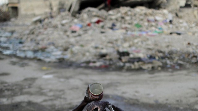 Wasserrucksack für Haiti: Die Cholera-Erreger werden in erster Linie durch verunreinigte Wasserwege verbreitet. Und sauberes Wasser ist rar auf Haiti.
