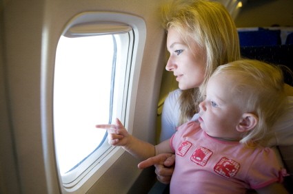 Mutter Kind Flugzeug Fenster