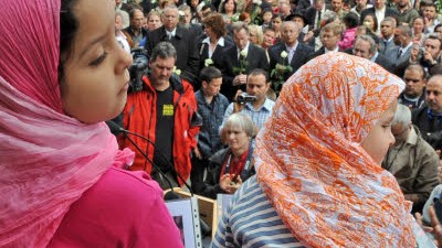 Mord von Dresden: Multikulturalismus: Vor dem Dresdner Rathaus trafen  sich etwa 1500 Trauernde um der im Dresdner Landgericht erstochenen Ägypterin Marwa El Sherbiny zu gedenken.