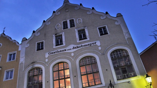 Dorfen: Kulturzentrum Jakobmayer: Hinter der Fassade des Gasthauses zum Jakobmayer wird gewerkelt: In einem Jahr soll das Kulturzentrum in Dorfen fertig sein.