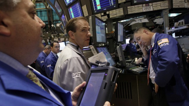 USA: Insiderhandel: Traders work on the floor of the New York Stock Exchange Thursday, Nov. 11, 2010. (AP Photo/Richard Drew)